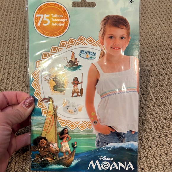 Disney 100+ pc Moana Party Supplies with Colorful Leis - Picture 6 of 12